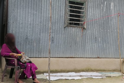 বিয়ের দাবিতে প্রেমিকের বাড়িতে তরুণীর অনশন