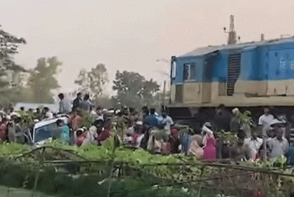 গাড়িতে ট্রেনের ধাক্কা, অল্পের জন্য রক্ষা পেলেন বৈজ্ঞানিক কর্মকর্তা

