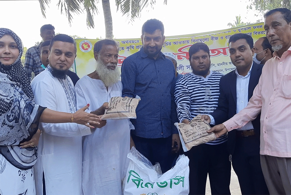 হাকিমপুরে কৃষকের মধ্যে বীজ-সার বিতরণ