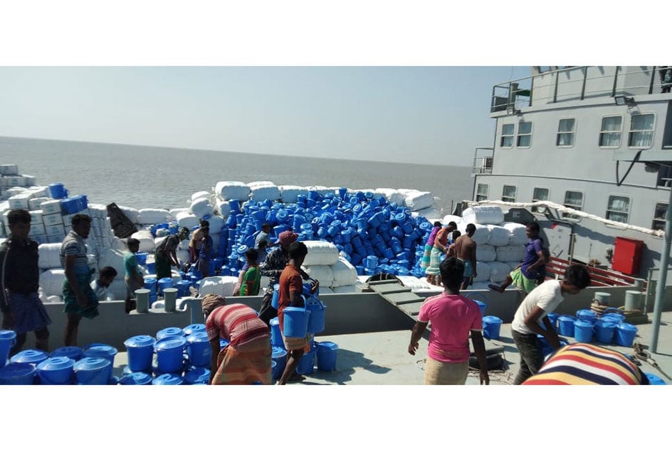 ইউএনএইচসিআর এর মালামাল নিয়ে
ভাসানচরে নৌবাহিনীর দুই জাহাজ 