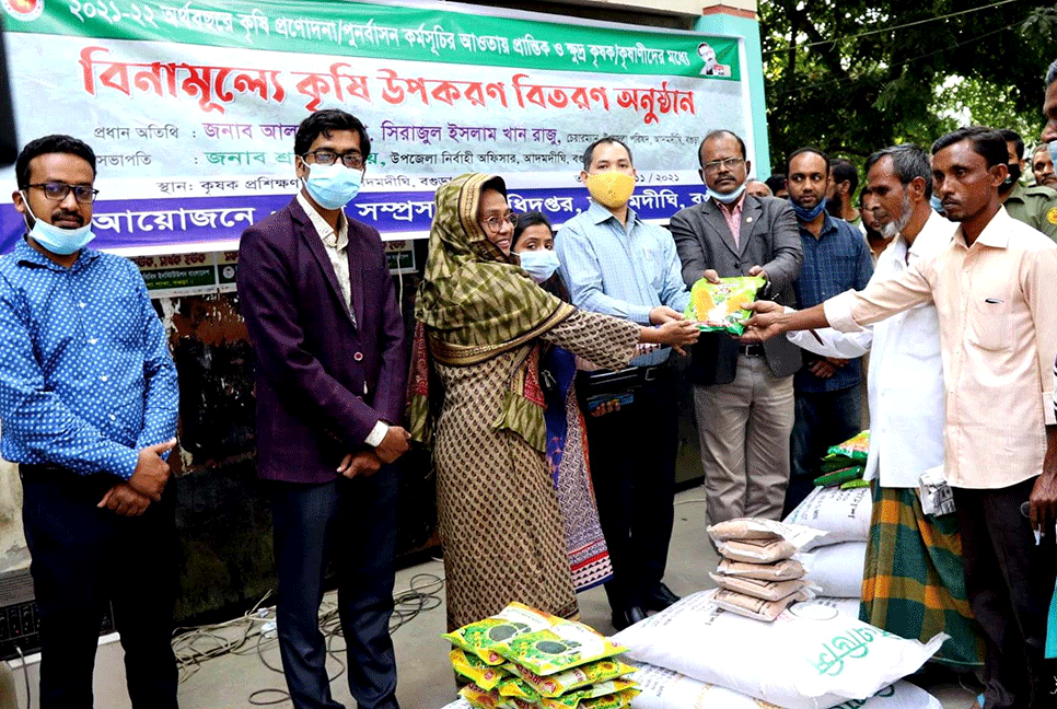 আদমদীঘিতে সার-বীজ পেয়ে কৃষকের মুখে হাসি