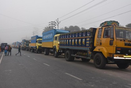 দৌলতদিয়া ফেরি পারের অপেক্ষায় দুইশ' যানবাহন