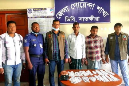 সাতক্ষীরায় দুই চোরাকারবারি আটক