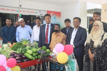 ভিক্ষুকদের মাঝে ভ্যান গাড়ি, ছাগল
ও সেলাই মেশিনসহ বিভিন্ন উপকরণ বিতরণ