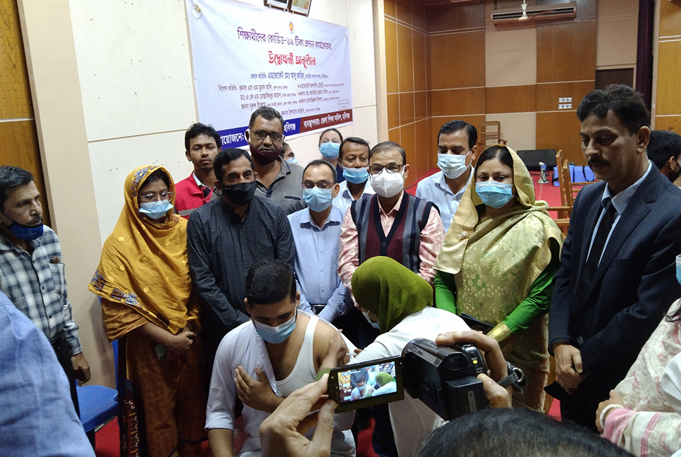 হবিগঞ্জে এইচএসসি পরীক্ষার্থীদের করোনার টিকা প্রদান শুরু