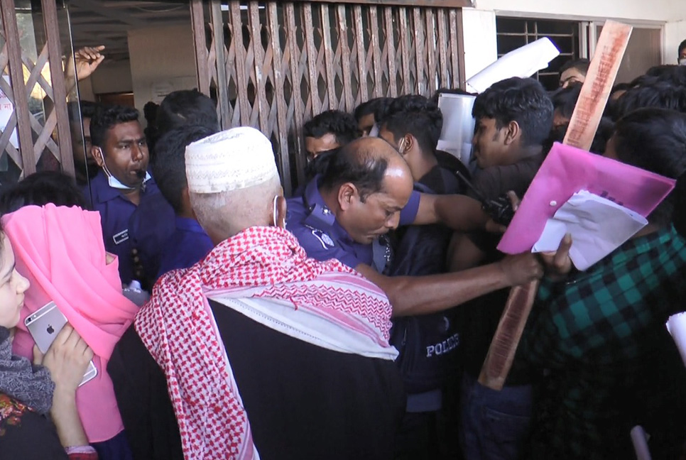 মাদারীপুর শিক্ষার্থীদের ভ্যাকসিন দিতে ধীরগতি, পুলিশের সাথে ধস্তাধস্তি
