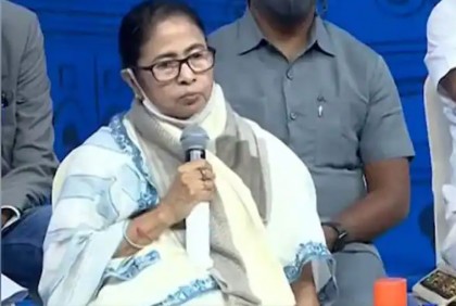 পয়সা ছিল না, আমিও একসময় গ্রামে গিয়ে রাস্তায় ইট পেতেছি : মমতা 


