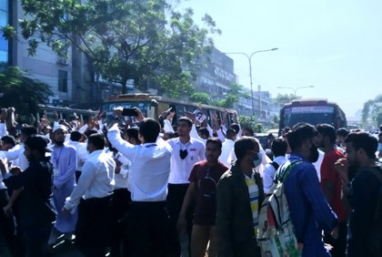 হাফ ভাড়া কার্যকরের দাবিতে ঢাকা কলেজের সামনে শিক্ষার্থীদের বিক্ষোভ