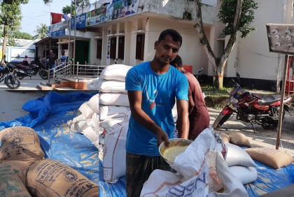 সরকারি চাল বিক্রির দায়ে চেয়ারম্যানের ভাইয়ের ডিলারশীপ বাতিল