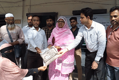 শরণখোলায় কৃষকদের মাঝে সার ও বীজ বিতরণ