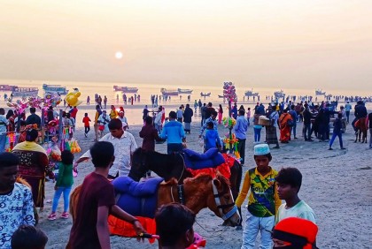 দর্শনার্থীদের পদচারণায় মুখরিত কুয়াকাটা