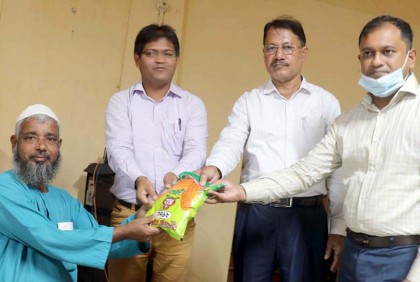 
কৃষকদের মাঝে বিনামূল্যে বীজ ও সার বিতরণ