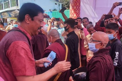 বান্দরবানে বৌদ্ধ ভিক্ষুদের মহা পিণ্ডদান সম্পন্ন