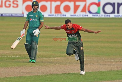পাকিস্তানকে চেপে ধরেছে টাইগাররা


