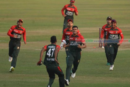 দুর্দান্ত বাবর আজমকে ফেরালেন তাসকিন

