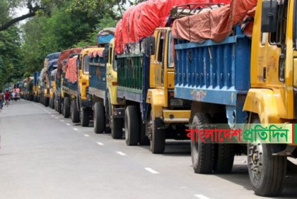 পাবনার কাজীরহাট ফেরিঘাটে ট্রাকের দীর্ঘ সারি