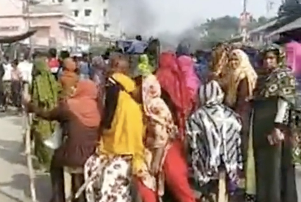নির্বাচনী সহিংসতায় আহত যুবকের মৃত্যু, সড়ক অবরোধ

