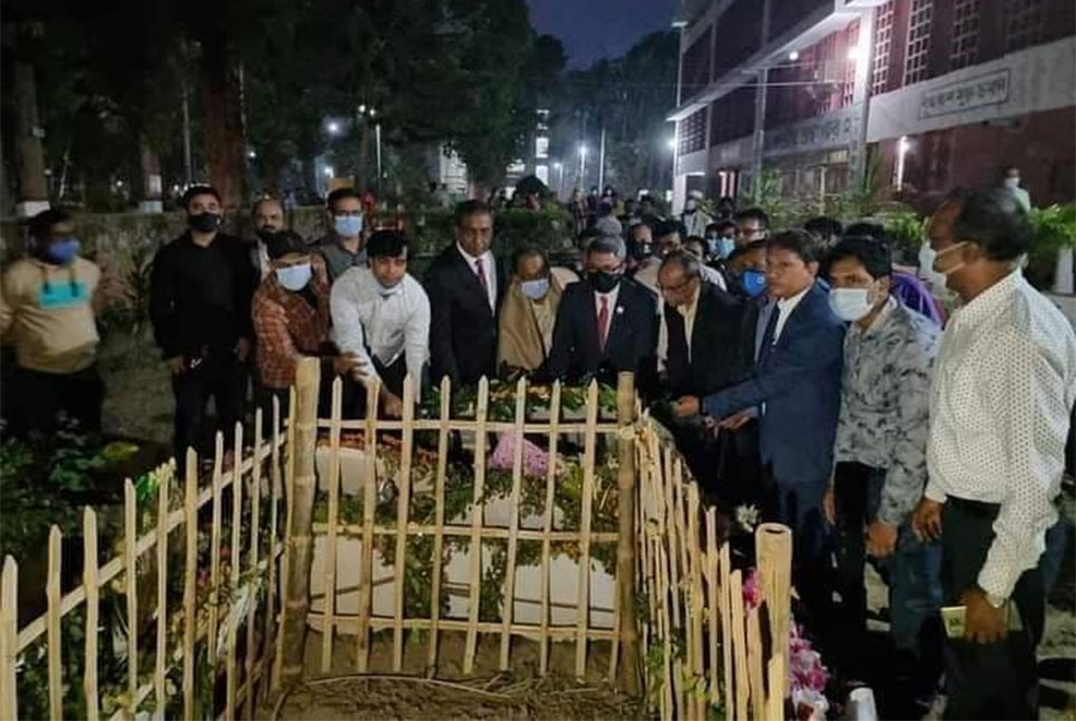 হাসান আজিজুল হকের কবরে পররাষ্ট্র প্রতিমন্ত্রীর শ্রদ্ধা