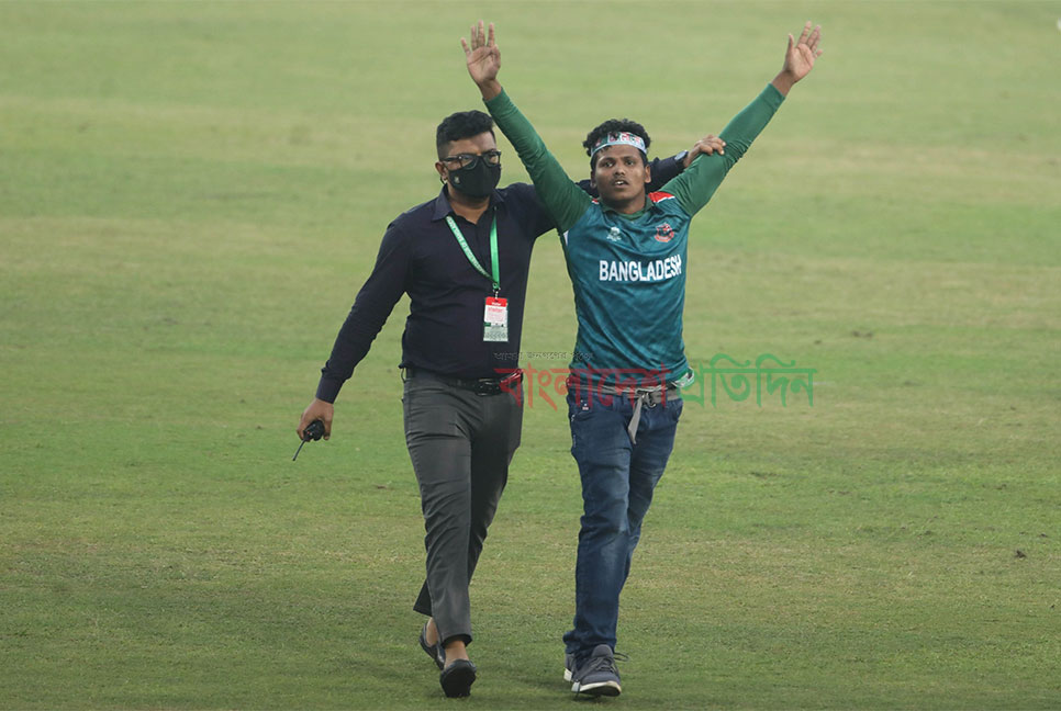 থানায় নেওয়া হলো মুস্তাফিজের পায়ে পড়া সেই ভক্তকে 

