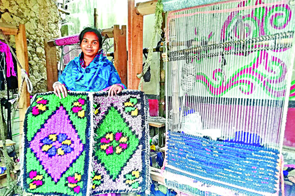 পাপোশ বানিয়ে স্বাবলম্বী সহস্র নারী