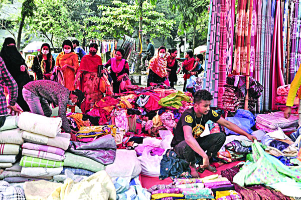 মতিঝিল আইডিয়াল স্কুলের সামনে সড়কে হলিডে মার্কেট