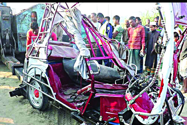 সড়কে বাসের ধাক্কায় প্রাণ গেল অটোরিকশার ছয় আরোহীর