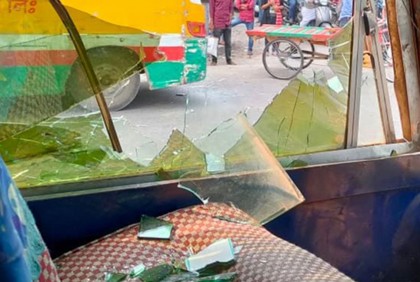 রাজধানীতে শিক্ষার্থীদের সড়ক অবরোধ, গাড়ি ভাঙচুর