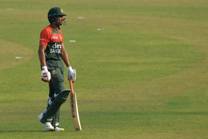 ক্যাচ তুলে সাজঘরে মাহমুদুল্লাহ