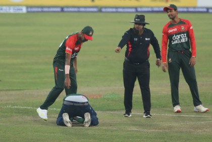 লোহার শেকল টপকে মাঠে ঢুকে দর্শকের অদ্ভুত কাণ্ড! (ভিডিও)