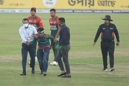 ভক্তের অতিভক্তিতে মাঠ ছাড়তে বাধ্য হন মুস্তাফিজ!