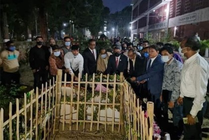 হাসান আজিজুল হকের কবরে পররাষ্ট্র প্রতিমন্ত্রীর শ্রদ্ধা