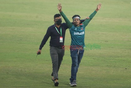 থানায় নেওয়া হলো মুস্তাফিজের পায়ে পড়া সেই ভক্তকে 

