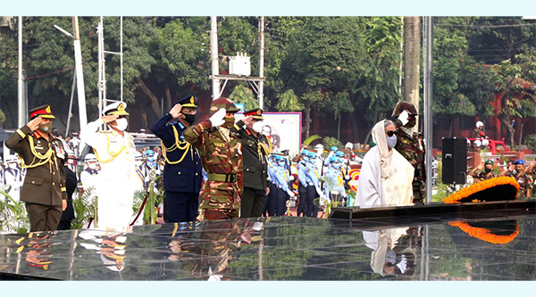 সশস্ত্র বাহিনীর শহীদদের প্রতি প্রধানমন্ত্রীর শ্রদ্ধা