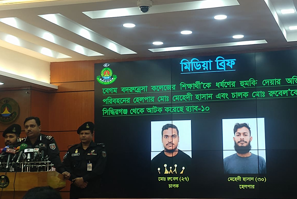 কলেজছাত্রীকে ধর্ষণের হুমকি, সেই বাসের চালক-সহকারী গ্রেফতার