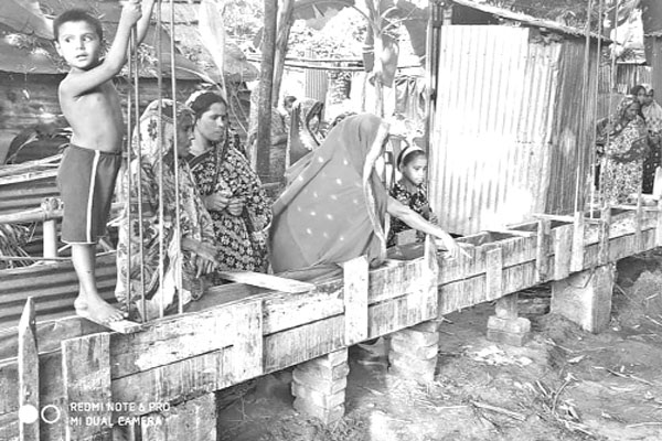 গ্রামবাসীর চলাচলে বাধা ভোগান্তিতে ৫০ পরিবার