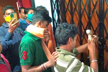 স্ত্রী বাবার বাড়িতে, স্বামীর ঘুম ভাঙাতে পুলিশ ডেকে ভাঙা হলো দরজা


