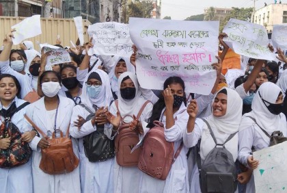 হাফ ভাড়া দিতে চাওয়ায় ছাত্রীকে ধর্ষ‌ণের হুম‌কি, প্রতিবাদে বিক্ষোভ