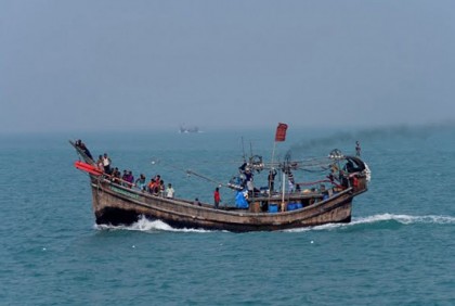 সাগরে মাছ ধরার ট্রলারে জলদস্যুদের হামলা, ট্রলার মালিককে অপহরণ