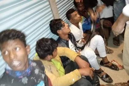 বাবাকে অস্ত্র ঠেকিয়ে মেয়েকে অপহরণ চেষ্টায় আটক ৫