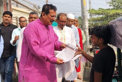 লাগামহীন দ্রব্যমূল্যের প্রতিবাদে লিফলেট নিয়ে সড়কে বিএনপি