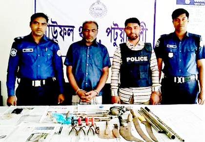 বাউফলে অস্ত্রসহ ডাকাত সর্দার গ্রেফতার