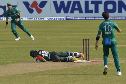 আফিফকে বল ছুঁড়ে মারায় আফ্রিদিকে জরিমানা