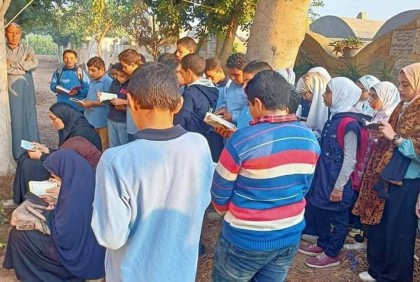 প্রিয় শিক্ষিকাকে স্মরণে কবরের পাশে শিক্ষার্থীদের কোরআন তেলাওয়াত