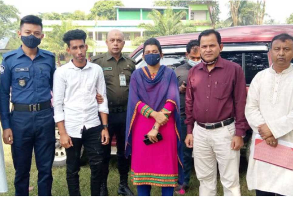 বড় ভাইয়ের এসএসসি পরীক্ষা দিচ্ছে ছোট ভাই!

