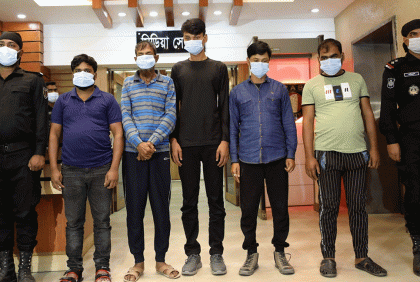 ডাকাত দলের প্রধানসহ পাঁচ জন গ্রেফতার 
