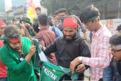 বাংলাদেশের পাকিস্তানি সমর্থককে আটক করলেন ভক্তরা

