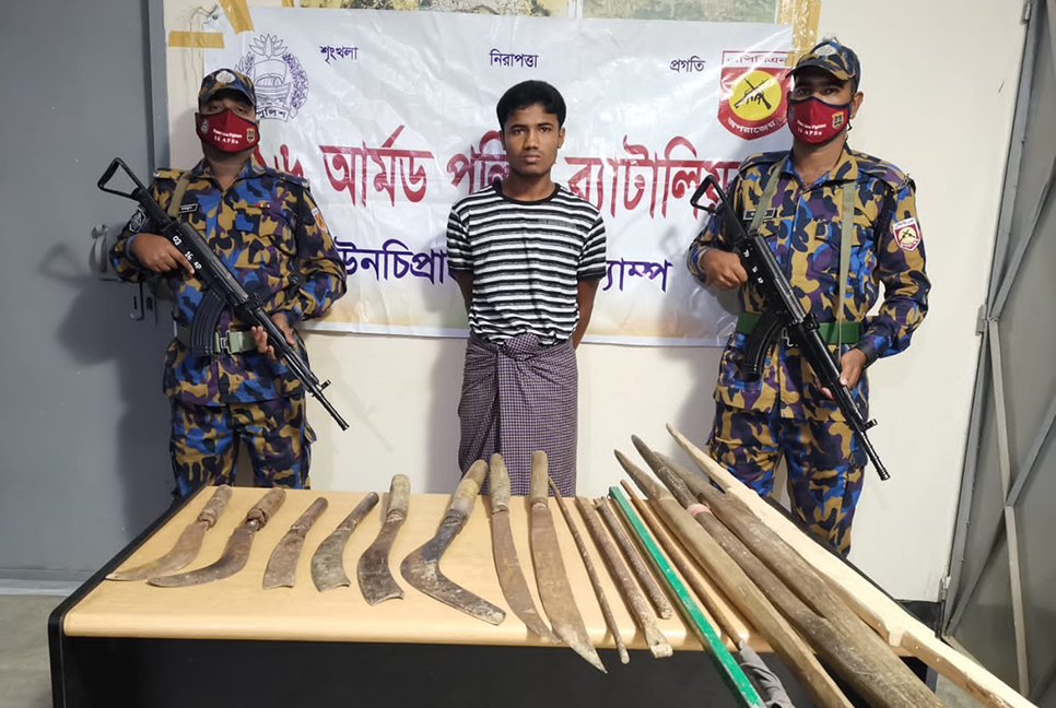 রোহিঙ্গা ক্যাম্পে অস্ত্রসহ ডাকাত গ্রেফতার