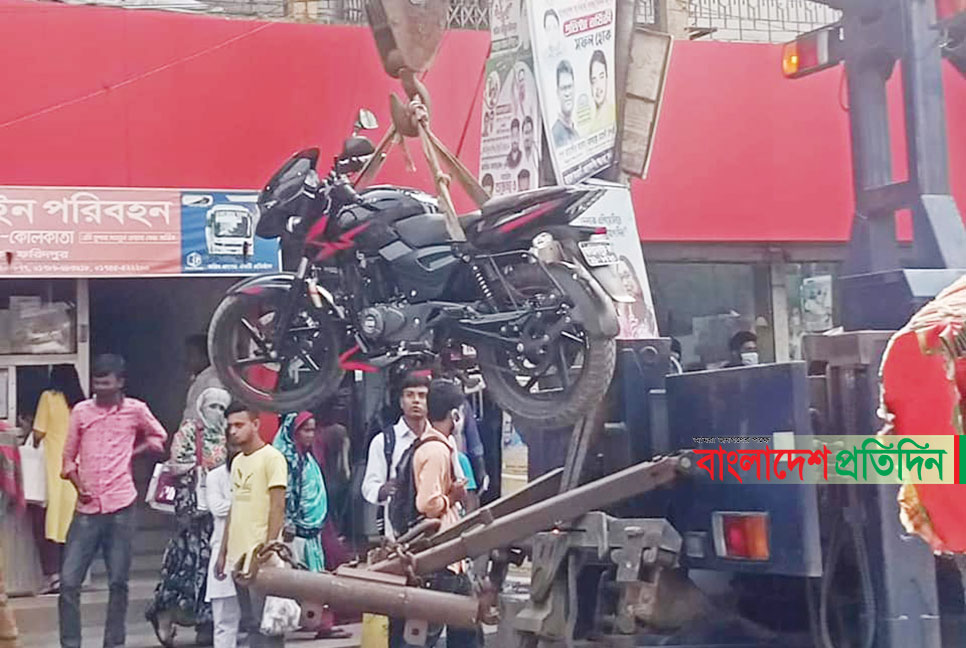 ফরিদপুরে যানজট নিরসনে পুলিশের উচ্ছেদ অভিযান 