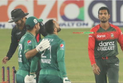 শেষ বলে তৈরি হলো বিতর্ক