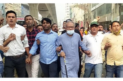 খালেদা জিয়ার মুক্তির দাবিতে রাজধানীতে রিজভীর নেতৃত্বে বিক্ষোভ মিছিল